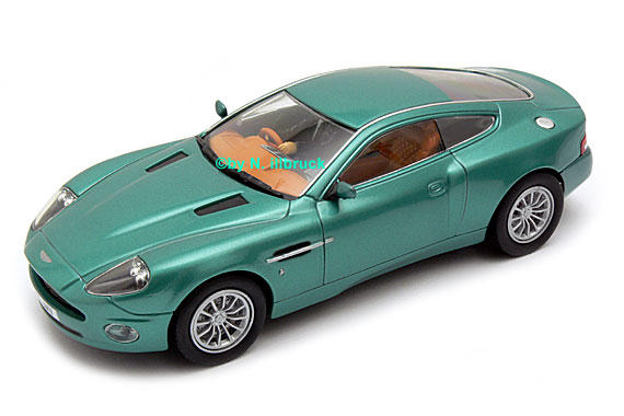 25700 Carrera Evolution Aston Martin V12 Vanquish New British Racing Green